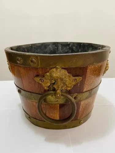 Cachepot antigo em madeira com detalhes de leão dourado