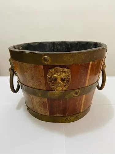 Cachepot antigo em madeira com detalhes de leão dourado