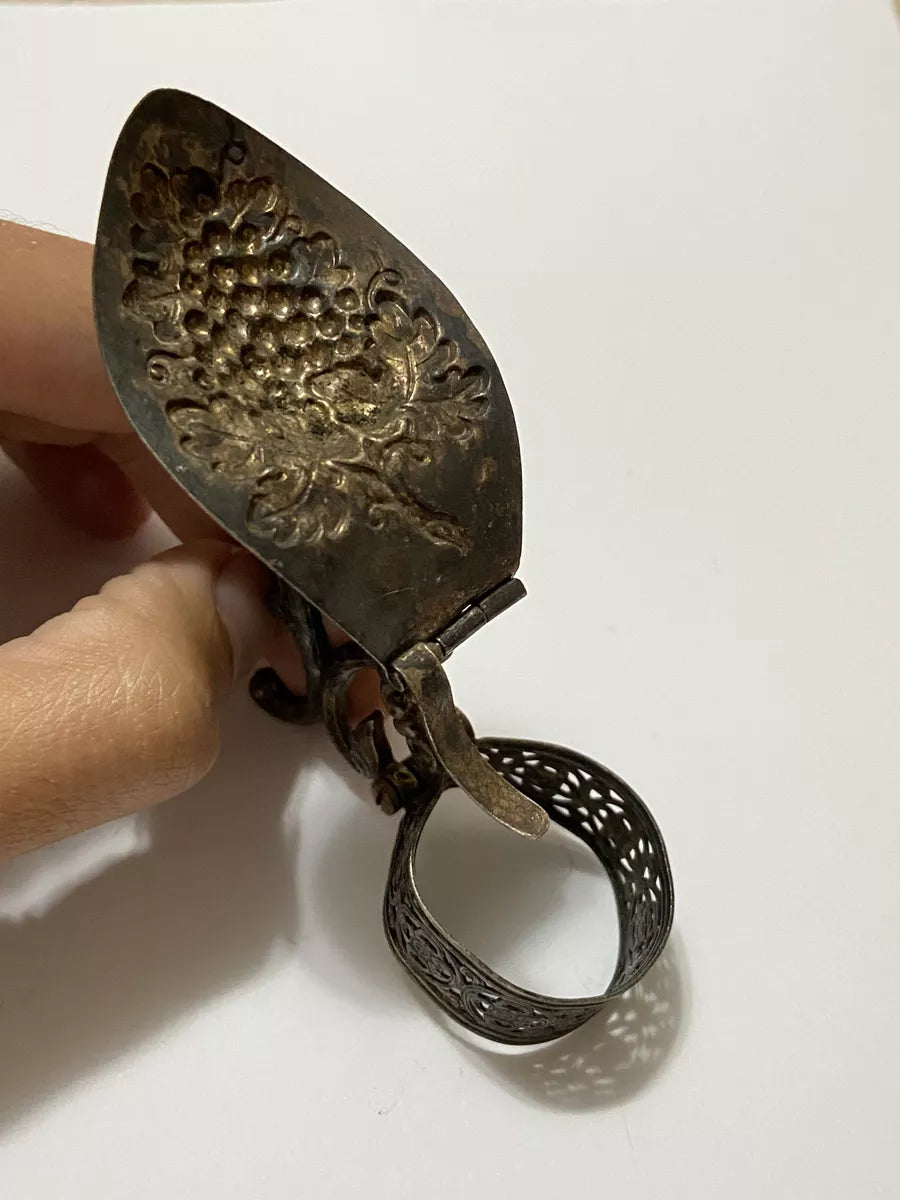 Tampa De Garrafa Cacho De Uva Prata Antiga