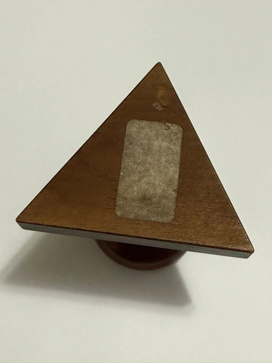 Castiçal Antigo Em Madeira Nobre Com Base Triangular Marrom