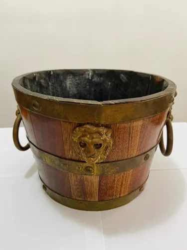 Cachepot antigo em madeira com detalhes de leão dourado