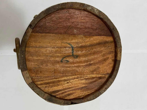 Cachepot antigo em madeira com detalhes de leão dourado