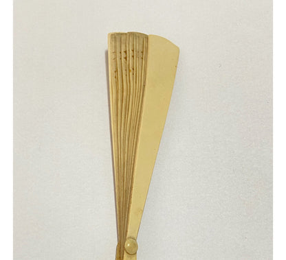 Leque Antigo Pequeno Com Desenhos Cor Marfim