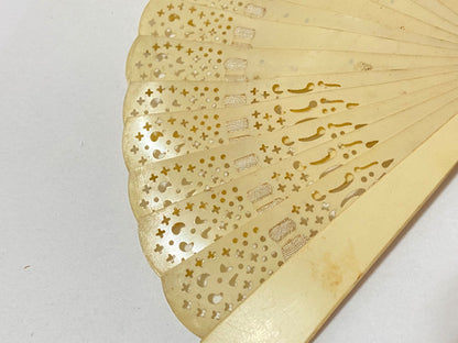 Leque Antigo Pequeno Com Desenhos Cor Marfim