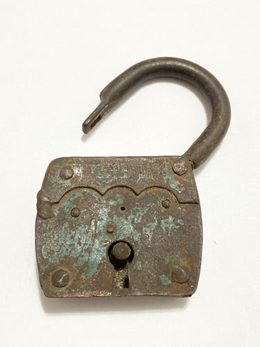 Cadeado Antigo Em Metal Med. 11,5 X  7,5cm
