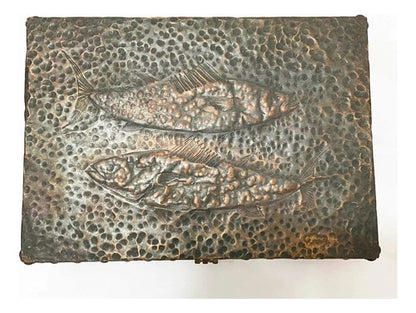 Caixa Antiga Cobre Repuxado Com Detalhe Peixes - Assinada