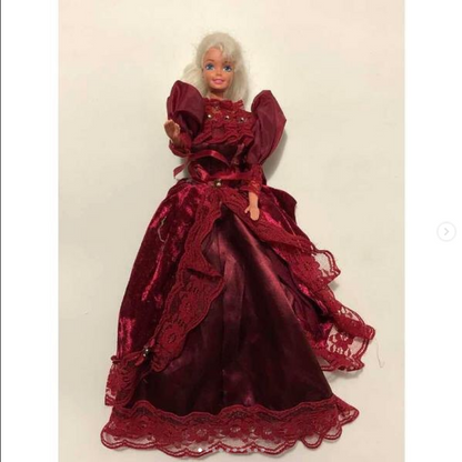 Bonecas antigas Barbie co vestido bordô