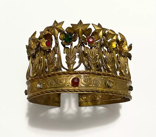 Coroa Antiga Com Detalhes Ornamentais E Pedras Coloridas Dourado-escuro