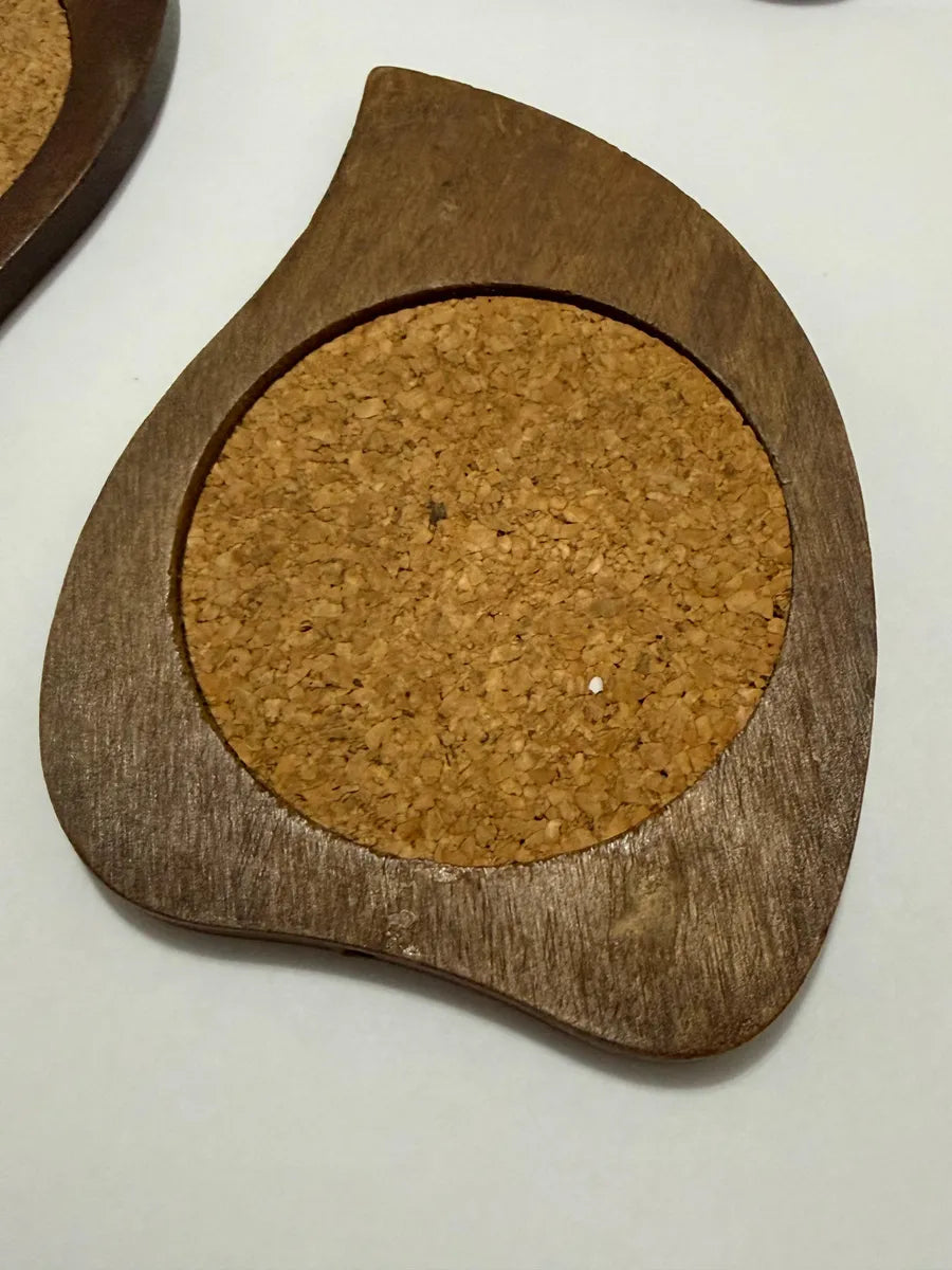 Porta Copos Antigo Em Madeira E Cortiça - Jogo 4 Peças Formato Orgânico