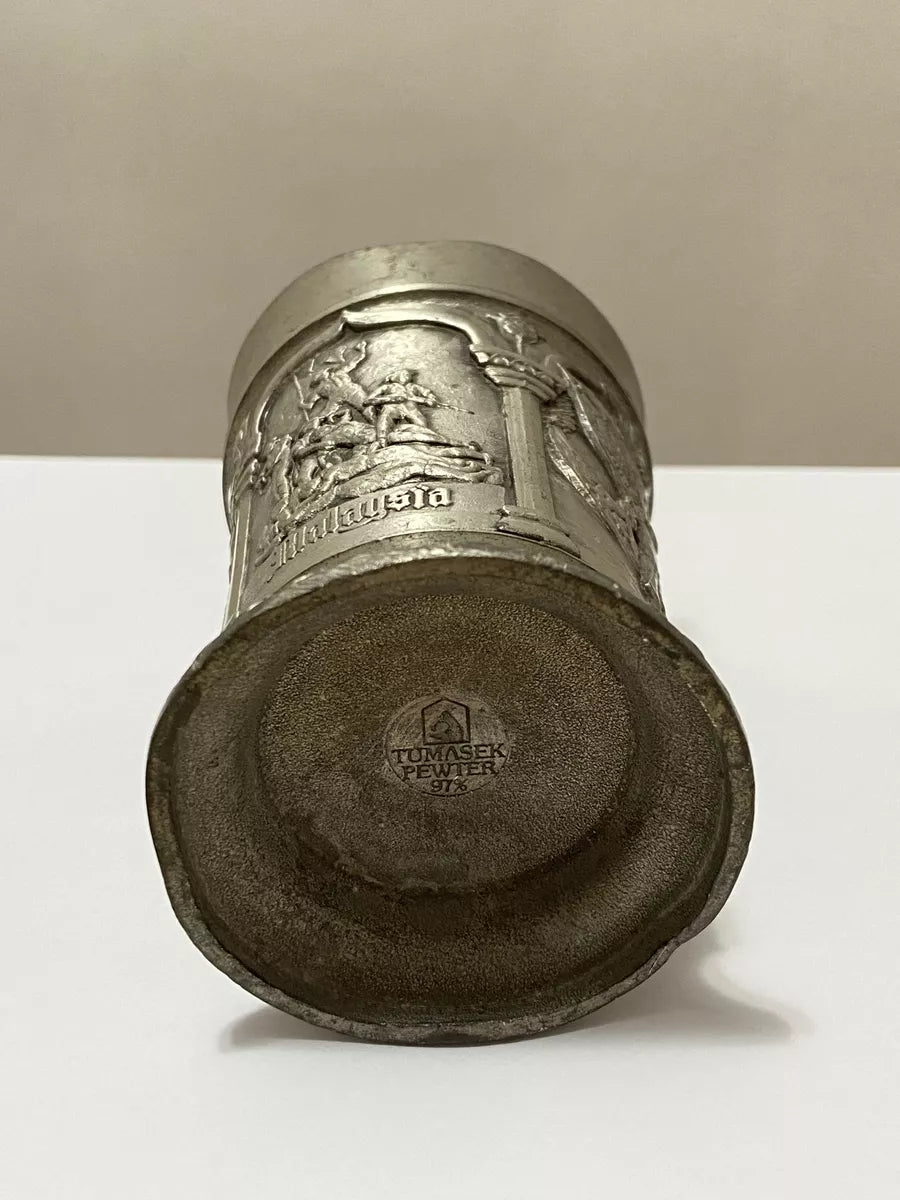 Copo Antigo Estanho Tumasek Pewter Malasia Cenas Em Relevo