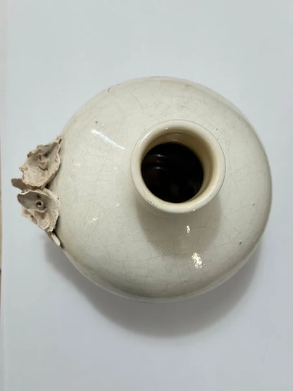 Vaso Antigo Em Cerâmica Craquelada Com Flor Em Alto Relevo