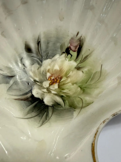 Prato Antigo Em Formato De Concha Detalhes Florais E Dourado