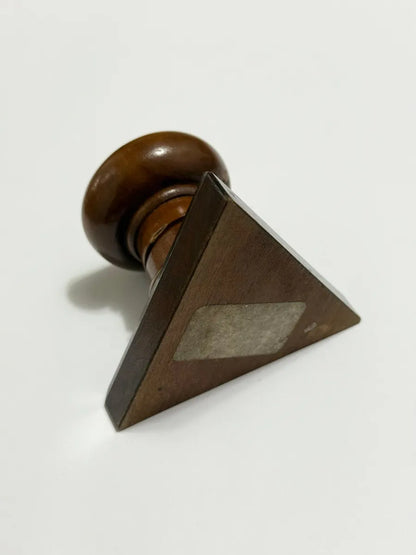 Castiçal Antigo Em Madeira Nobre Com Base Triangular Marrom