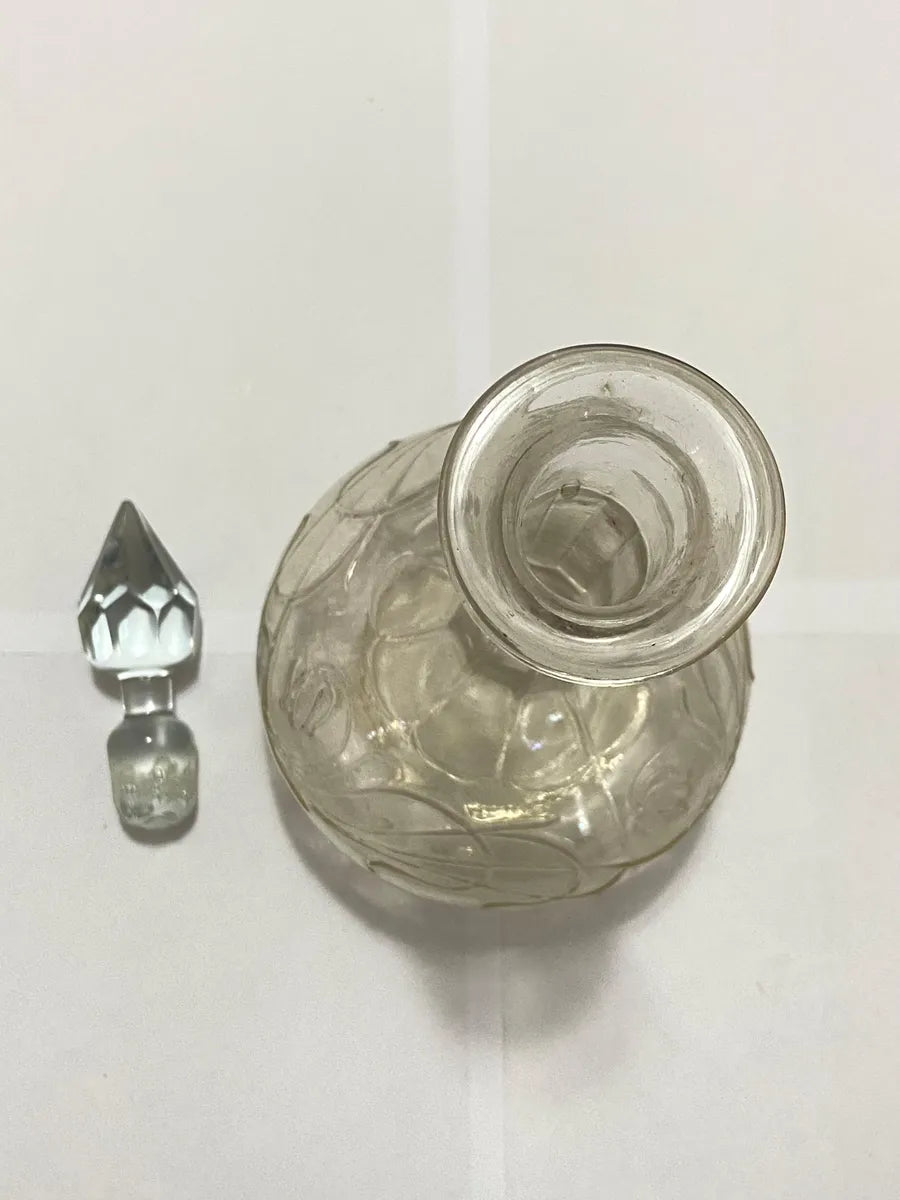 Antiga Licoreira Em Vidro Moldado Com Tampa Facetada