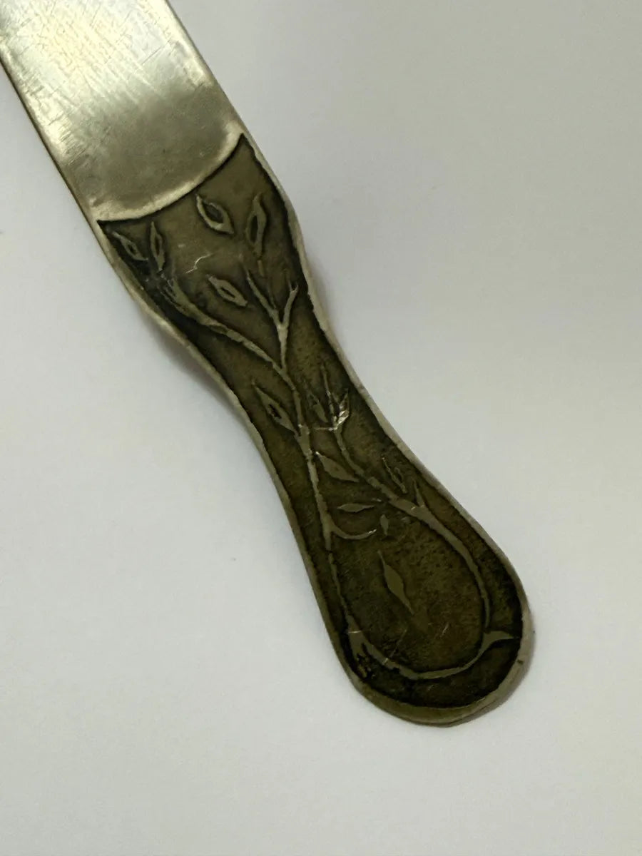 Faca Antiga Decorada Em Relevo Floral - 15,5cm Prateado