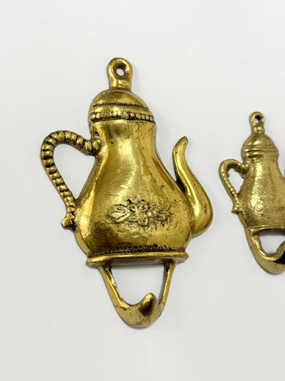 2 Ganchos De Parede Antigos Em Metal Dourado Formato Bule