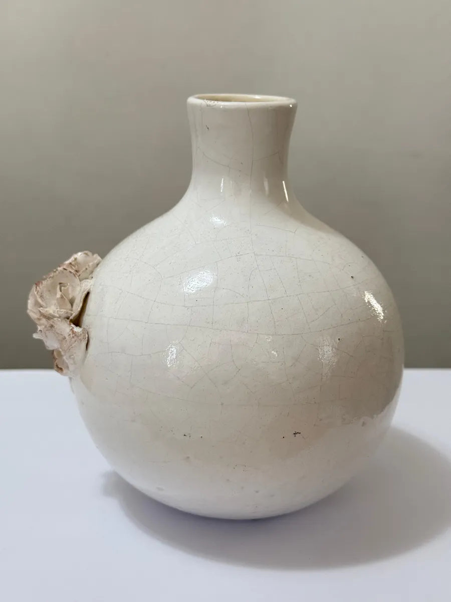 Vaso Antigo Em Cerâmica Craquelada Com Flor Em Alto Relevo