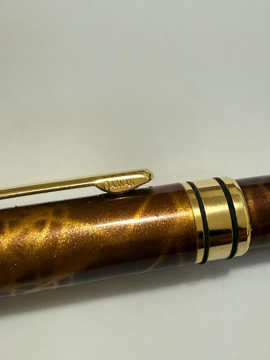 Caneta Antiga Marrom Marmorizada Com Detalhes Dourados