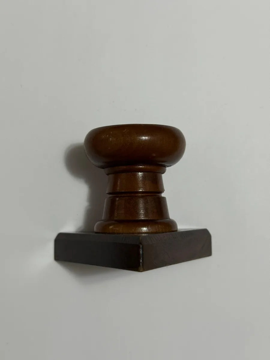 Castiçal Antigo Em Madeira Nobre Com Base Triangular Marrom