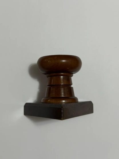 Castiçal Antigo Em Madeira Nobre Com Base Triangular Marrom