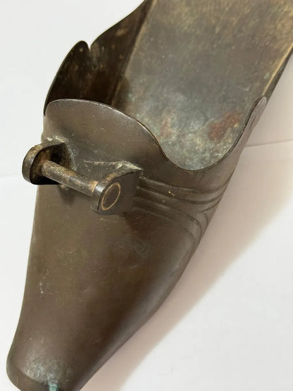 Antiga Floreira / Suporte De Parede Em Metal Formato Sapata