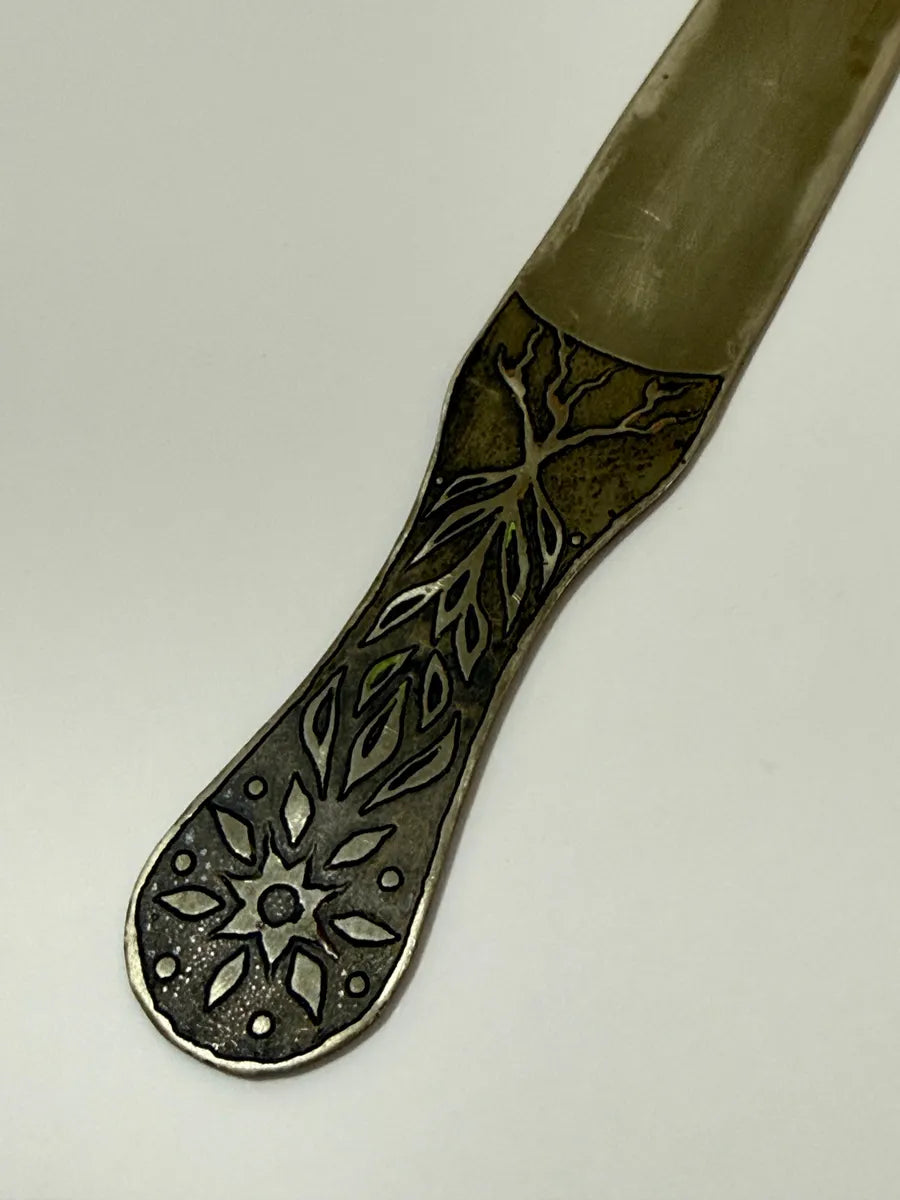 Faca Antiga Decorada Em Relevo Floral - 15,5cm Prateado