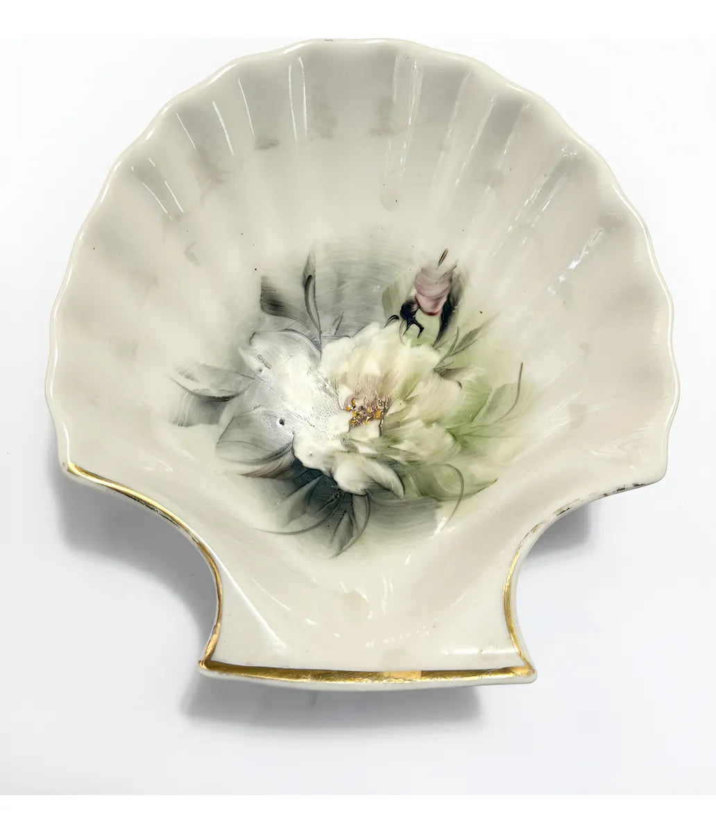 Prato Antigo Em Formato De Concha Detalhes Florais E Dourado