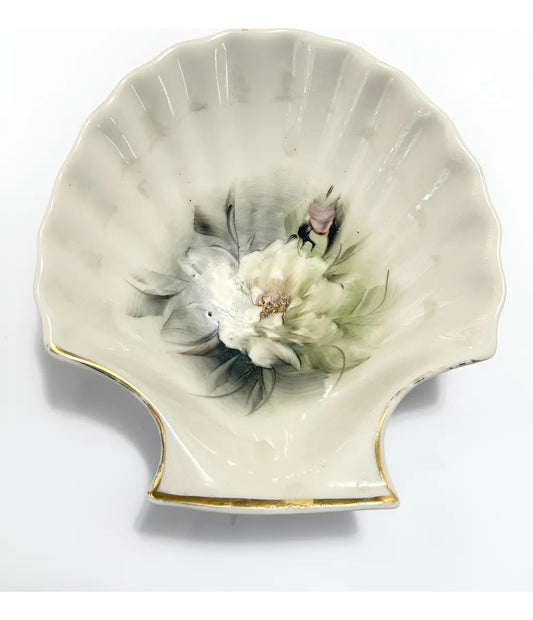 Prato Antigo Em Formato De Concha Detalhes Florais E Dourado