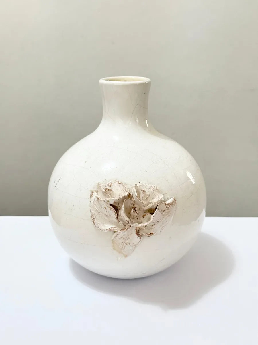 Vaso Antigo Em Cerâmica Craquelada Com Flor Em Alto Relevo