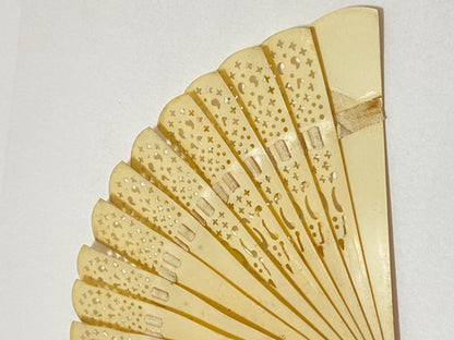 Leque Antigo Pequeno Com Desenhos Cor Marfim