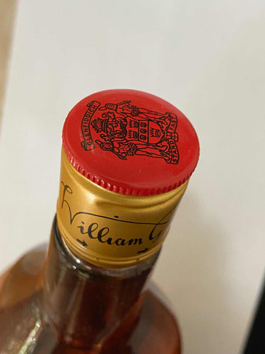 Antigo Whisky William Grant's Finest Scotch Lacrado - Lote 1