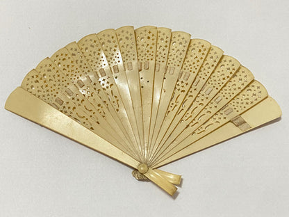 Leque Antigo Pequeno Com Desenhos Cor Marfim